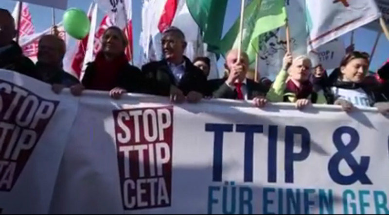 民間團體於10日開始至17日止，發起國際「STOP TTIP」串聯活動，15萬德國人走上柏林街頭抗議。圖：翻攝STOP TTIP組織臉書   