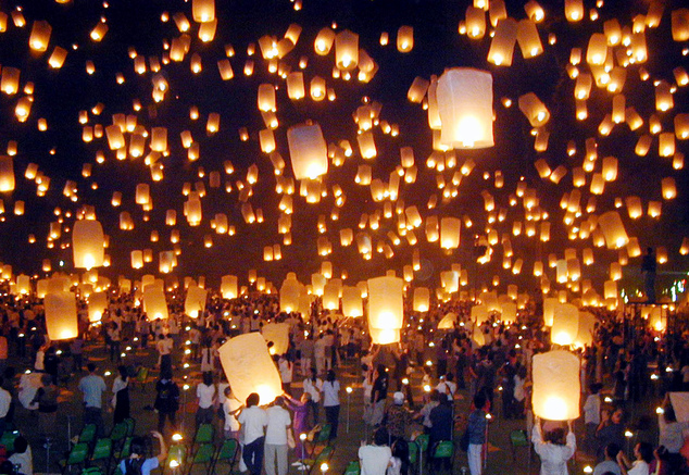 泰國「水燈節」啟動，民眾在泰北放天燈，嚴重影響飛安。圖：翻攝《Mail Online》   