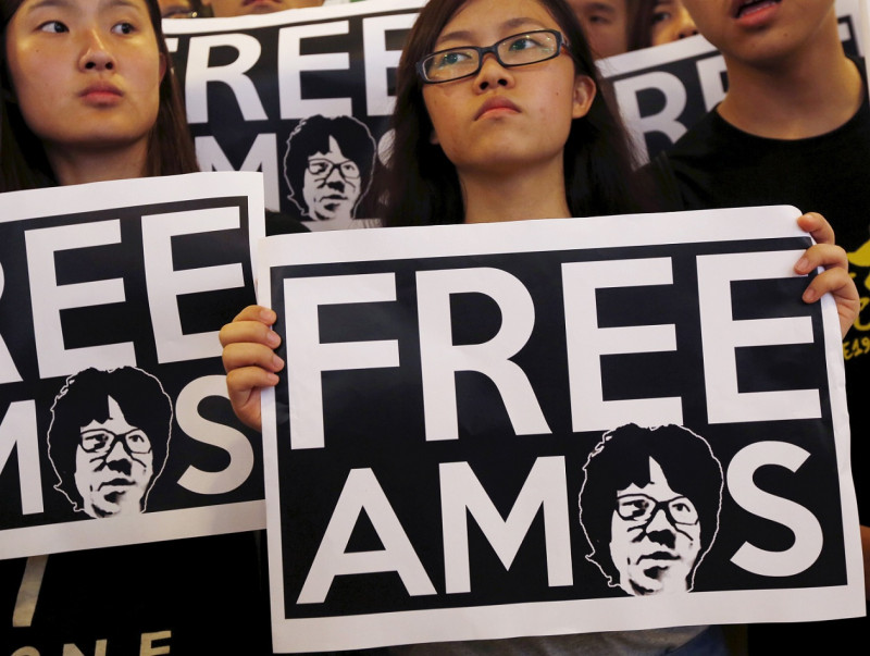 香港大學學生會週二（30日）於新加坡駐香港總領事館舉行聲援余澎杉行動。圖片來源：達志影像/路透社   