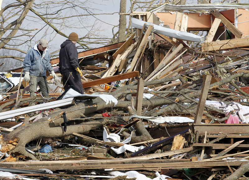 美國中西部和南部廣大地區昨（2）日遭到數十個強烈龍捲風襲擊，多處民宅、學校等建築物遭強風吹垮，目前已經在4個州造成總計29人罹難。圖片來源：達志影像/路透社   