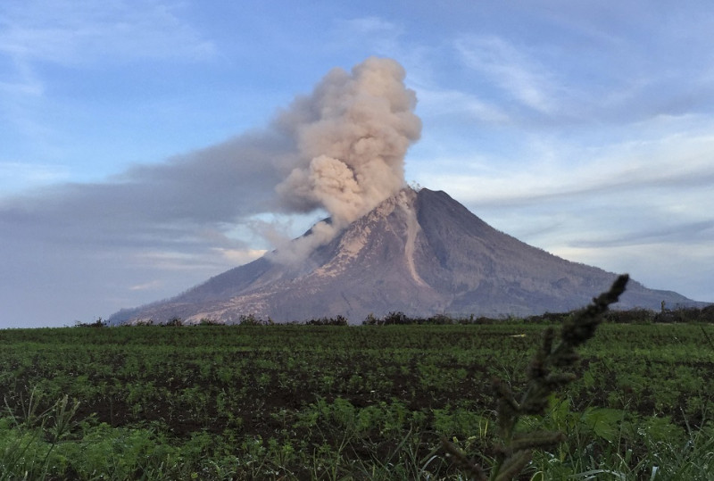 印尼蘇門答臘的西納彭火山10日大噴發，大量岩漿夾雜石塊從火山口流至約2.5公里遠的山坡，尚未傳出有人受傷。圖片來源：達志影像/美聯社   