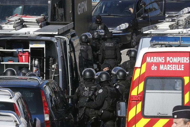 法國南部大城馬賽在今（9）日爆發警方與持槍匪徒交火，法國國家警察特勤隊也趕到封鎖現場。圖片來源：達志影像/路透社   