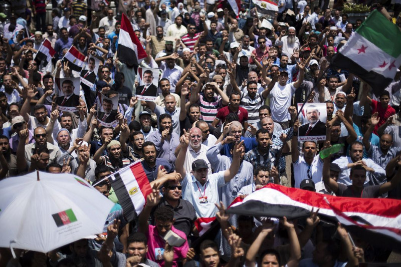 埃及過渡政府臨時總統曼蘇爾(Adli Mansur)批准一項限制埃及抗議活動的新法律。新法規定，未經政府核准，不得舉行10人以上的抗議活動。圖為埃及人上街抗議。圖片來源：達志影像/美聯社資料照片   