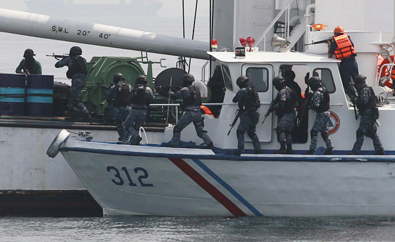 日本海岸警衛隊與菲律賓的海岸警察在馬尼拉灣進行反海盜演習。圖片來源：達志影像/路透社   