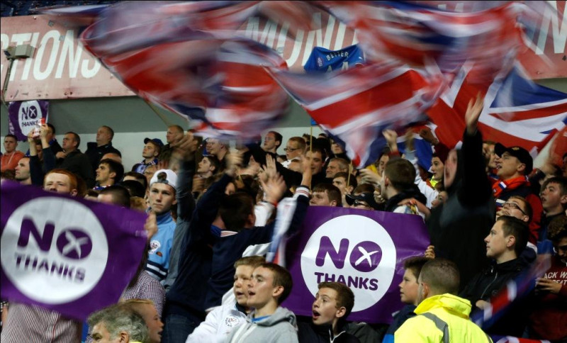 圖之2：離投票日還有兩天，反對蘇格蘭獨立的民眾也作最後的挽回努力。圖片來源：達志影像/路透社   