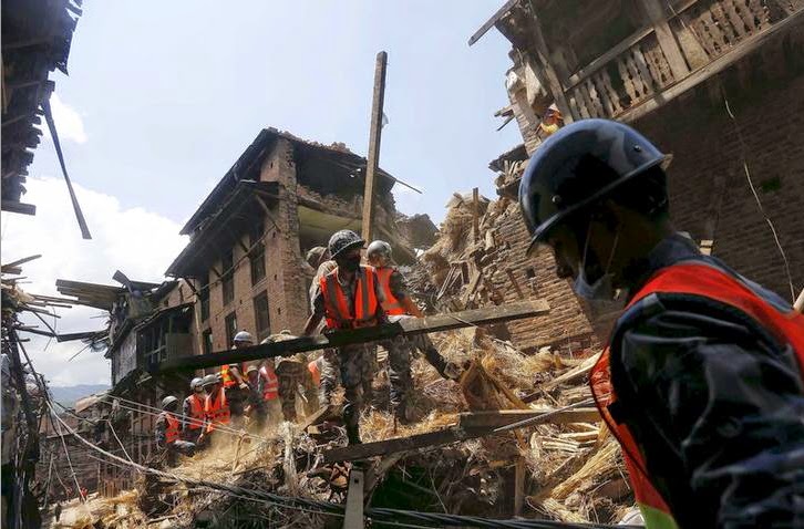 尼泊爾發生大地震至今，國外援助不斷，搜救行動仍在持續進行。圖片來源：達志影像/路透社資料照片   