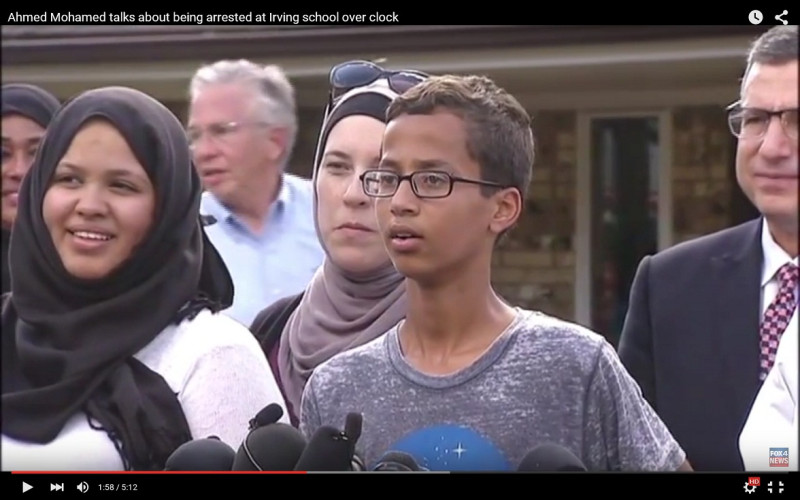 14歲的穆斯林學生阿邁德(Ahmed Mohamed)自製時鐘，卻被誤認為炸彈遭警方逮捕。圖：翻拍自youtube   