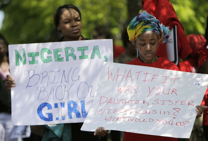要求釋放被綁架的女學生，民眾5月6日在美國華盛頓奈及利亞大使館前，舉行了示威遊行抗議。圖片來源：達志影像/路透社資料照片   
