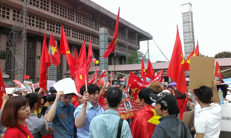 在台灣的越南人今天也有將近百人同步上街在台北火車站前表達抗議，要求中國尊重越南主權並遵守聯合國海洋公約法。圖：Jane Mclean/攝   