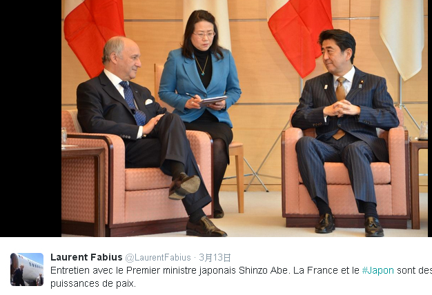 法國外交部長法比尤斯（左）訪問日本，與日本首相安倍晉三交換意見。圖：翻攝法比尤斯推特   