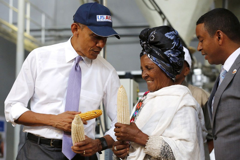 美國總統歐巴馬28日在衣索比亞參觀《保障未來糧食供給計劃》(Feed the Future)的食品工廠。圖片來源：達志影像/路透社   