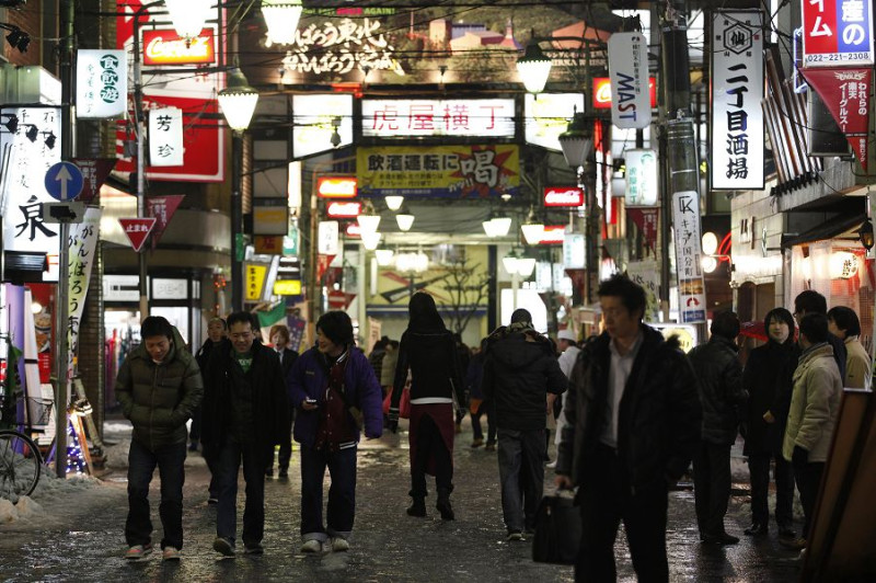 民眾走在日本宮城縣仙台市的市中心。圖片來源:達志影像/路透社。   