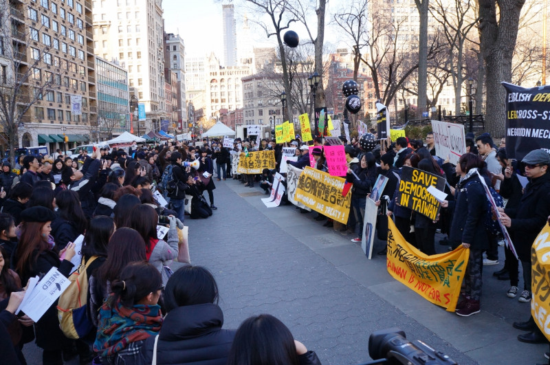 紐約留學生21日下午3時聚集在「紐約台北經濟文化辦事處」前，表達對馬政府嚴正抗議的聲音。圖片5-4來源：NYDECO/攝。   