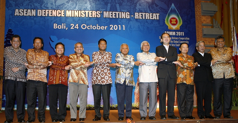 東協雄心勃勃地預定在2015年成立共同體，並計劃提升東協高峰會在全球的地位。圖為今年10月舉行的「東協防長會議」（ASEAN Defence minister's Meeting）。圖片來源：達志影像/路透社   