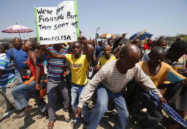 南非礦工要求提高工資而罷工數週，全球最大白金生產商英美資源集團（Anglo American Platinum）因而決定解雇旗下1萬2簽名員工，礦工因此決定將在今天舉行集會。圖片來源：達志影像/路透社   