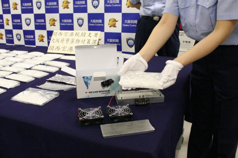 據日本《產經新聞》報導，日本大阪警方在關西機場逮捕3名台灣人，將毒品藏在貨物中，打算從中國廣州運毒到日本，重量重達8公斤，市價約在5.7億日圓(約新台幣1億4千萬元)左右。圖：翻攝自大阪稅關官方網站   