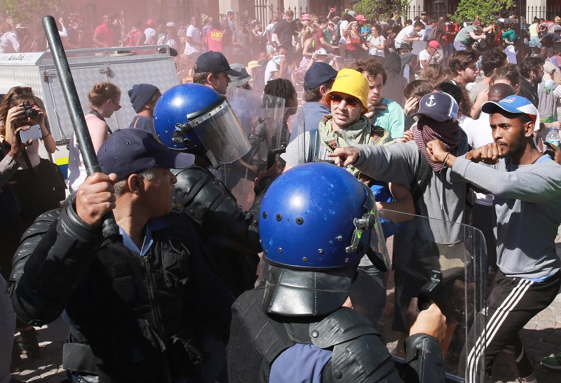 南非學生22日試圖闖進國會，與鎮暴警察爆發衝突。圖片來源：達志影像/美聯社   