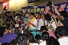 被日本扣押的香港保釣船「啟豐二號」5名保釣人士和2名記者17日搭乘客機自日返港。圖片來源：中央社   