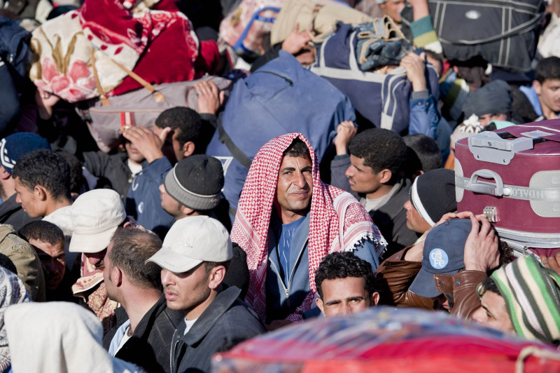 利比亞的動亂持續，而聯合國難民署今(2)日表示，自2月20日以來，從利比亞逃到鄰國的難民人數超過14萬人。圖為眾多難民擠在突尼西亞跟利比亞的邊境。圖片來源：達志影像/美聯社。   