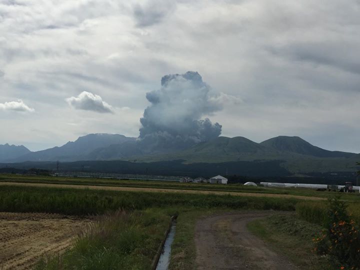 熊本縣阿蘇山14日上午發生火山噴發，大量濃煙直上雲霄，狀似一朵巨無霸黑雲。圖：翻攝日本阿蘇市協會臉書   