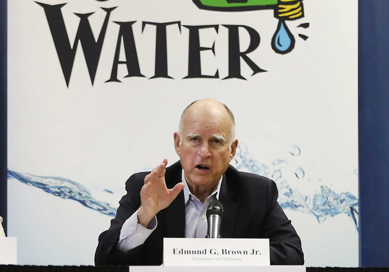 加州乾旱邁入第4年，加州州長布朗下令要減少用水量，未料居民省水省過了頭，導致自來水公司短少10億美元營收，只得調漲水費來補足缺口。圖片來源：達志影像/美聯社   