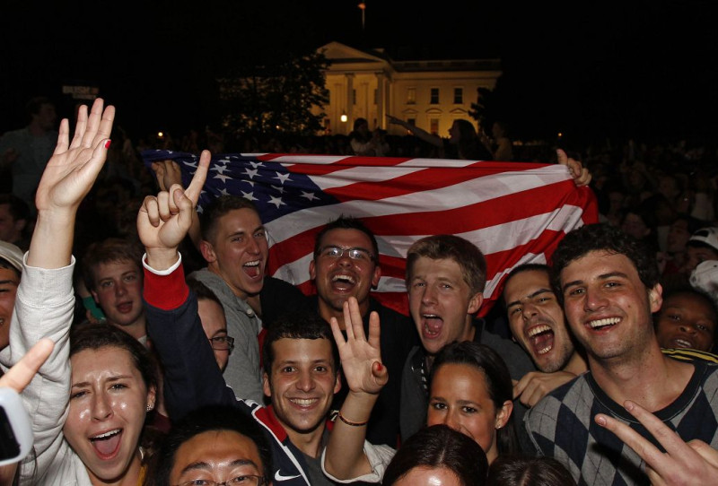 賓拉登被擊斃的消息傳開後，有不少美國民眾聚集在美國白宮外高喊「美國！美國！」的口號。圖片來源：達志影像/路透社。   