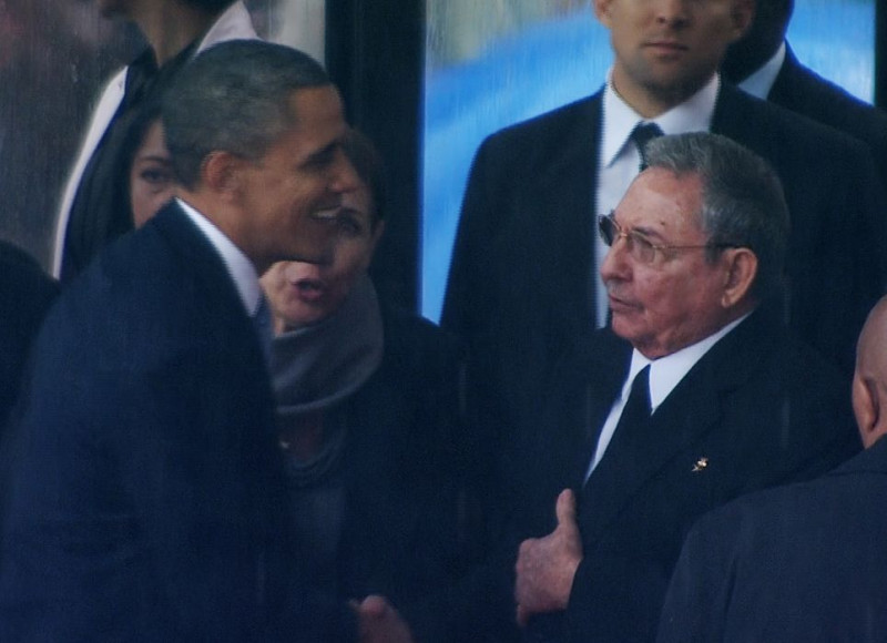 美國總統歐巴馬與古巴現任總統勞爾‧卡斯楚在曼德拉追思會上，兩人罕見會面且「破冰」握手，成為外界關注焦點。圖片來源：達志影像/美聯社。   