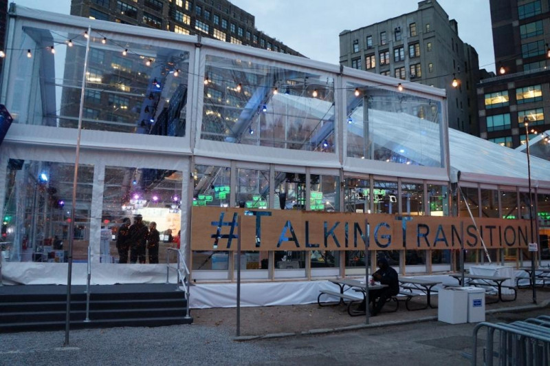 Talking Transition在曼哈頓下城的Canal Street & 6th Avenue搭起一個臨時大型帳篷。裡面設有媒體專區，設有類似台灣里民大會的Town Hall Meeting圖：NYDECO/攝   