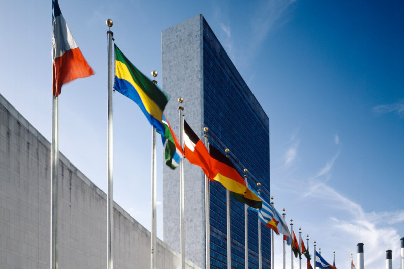 聯合國紐約總部前飄揚各國國旗，未來，巴勒斯坦旗幟也將被掛上。圖：聯合國/Andrea Brizzi   