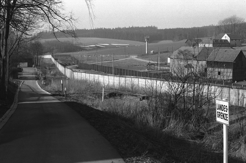 1978年，從西德往東德方向拍攝的照片，圍牆的另一頭是東德，可以看見檢查哨。圖片來源：達志影像/路透社。   
