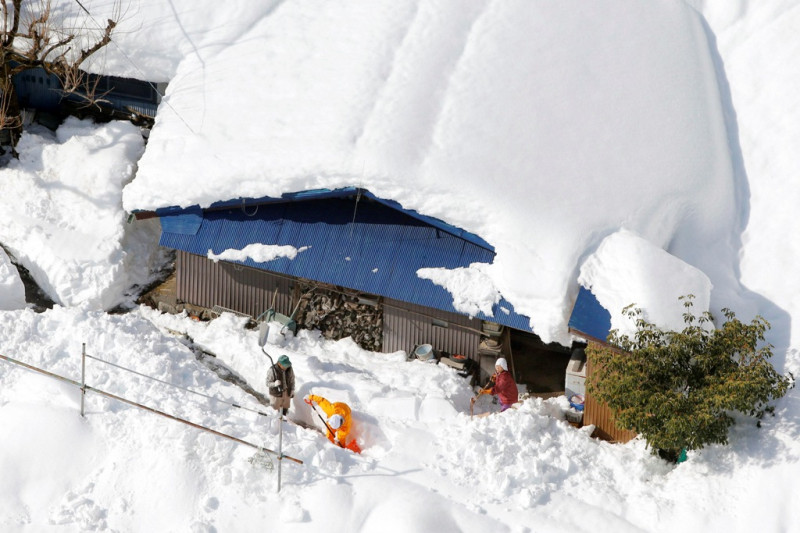 日本於上周末又遭遇連番大雪，東京等面向太平洋沿岸地區村莊被大雪包圍，陷入孤立、交通混亂，部分屋頂被壓塌。圖片來源：達志影像/路透社   