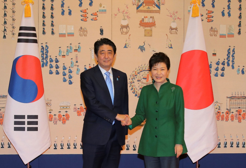 韓國總統朴槿惠和日本首相安倍晉三2日舉行首次正式雙邊會談。圖片來源：達志影像/美聯社   