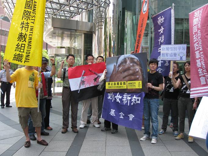 台灣民間團體到俄羅斯駐台機構呼籲禁售敘利亞政府武器。圖：林朝億/攝   