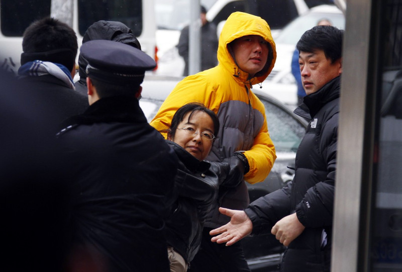 維權律師倪玉蘭北京受審，庭外又有維權人士及聲援者被抓。(圖片來源:達志影像/路透社。)   