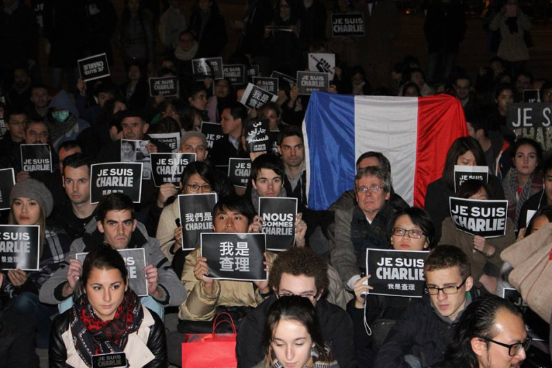 在台法國人9日晚間在自由廣場舉「我是查理」標語，聲援《查理周刊》。圖2之1：林雨佑/攝   