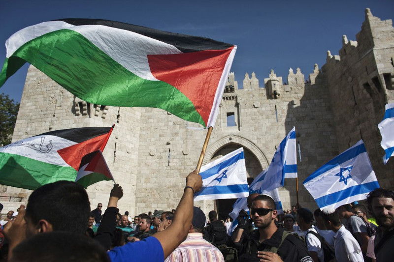 民眾揮舞著以色列和巴勒斯坦國旗。圖片來源：達志影像/路透社資料照片   