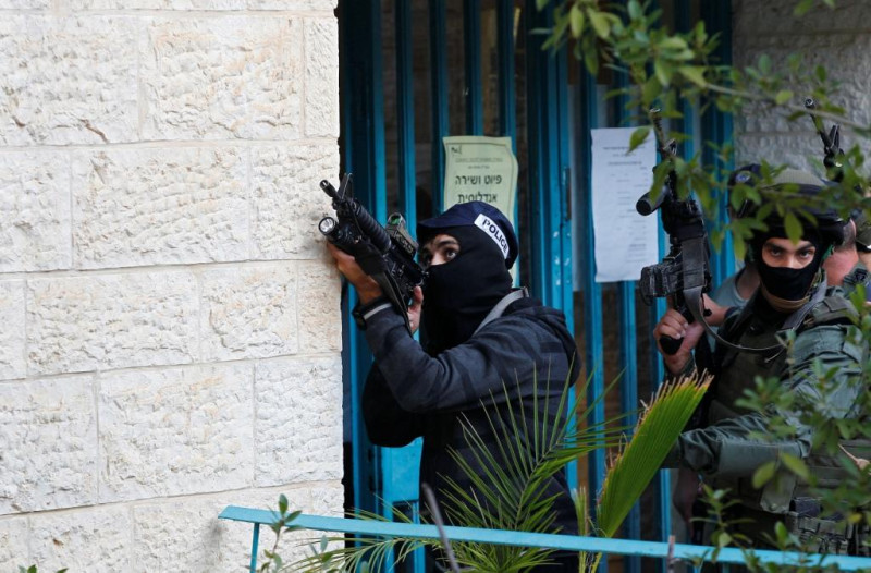 警察接到消息後到場，開槍擊斃了歹徒。歹徒來自東耶路撒冷並持有手槍。事件中有6名人士在喀拉諾夫附近交戰時受傷，其中有兩名是正在執法的警官。圖片來源：達志影像/路透社   