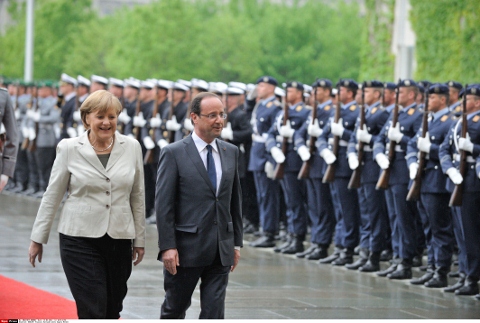 法國新總統歐蘭德（Francois Hollande）出訪德國，女總理梅克爾（Angela Merkel）機場相迎。(圖片來源:達志影像/美聯社)   