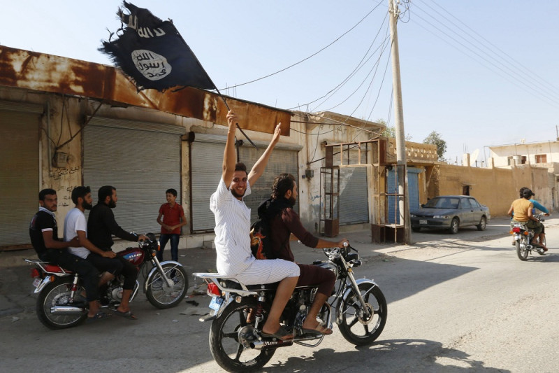 激進組織「伊斯蘭國」（Islamic State, IS）的觸角已深入德國。圖為伊斯蘭武裝份子揮舞IS旗幟。圖片來源：達志影像/路透社資料照片   