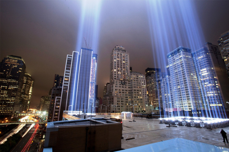 911事件重創美國，至今仍有許多人傷痛難平，圖為重建基地的兩道紀念光束。圖片來源：達志影像/路透社   