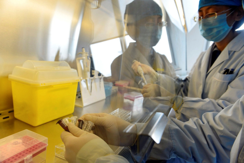 中國北京疾病管制防疫中心正在測試H7N9病毒。圖片來源：達志影像/路透社。   