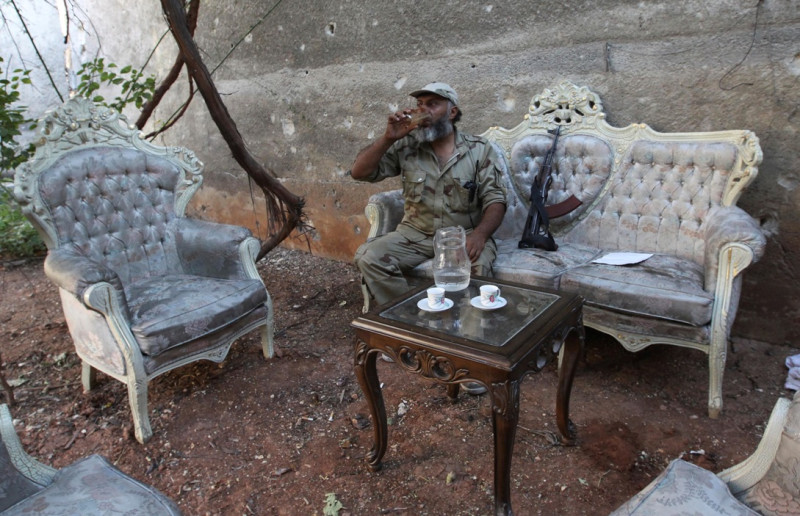 敘利亞內戰從2011年年初持續至今，古城烽火連天。圖中士兵坐在高級的沙發上喝水，依稀可以見到古城舊日蒼涼中的風華。圖片來源：達志影像/路透社。   