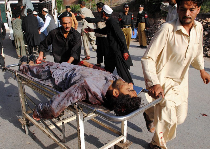 巴基斯坦一個位在西北方邊境城鎮恰爾薩達(Charsadda)的軍事訓練學校於13日連續遭到兩次自殺炸彈攻擊，至少80人死亡。圖為急救人員將傷者送往醫院。圖片來源：達志影像/美聯社。   