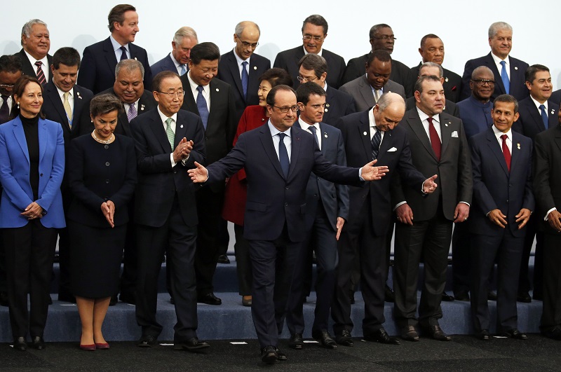 超過150個國家及地區領袖參加的巴黎聯合國氣候峰會30日開幕，地主國法國總統歐蘭德(中間舉雙手者)呼籲簽署有約束力的協議，減緩全球變暖。圖片來源：達志影像/路透社   