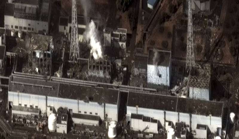 3月16日早上傳出冒白煙的日本福島第一核電廠，當地時間9點35分所拍下的衛星照片。圖片來源：達志影像/路透社。   
