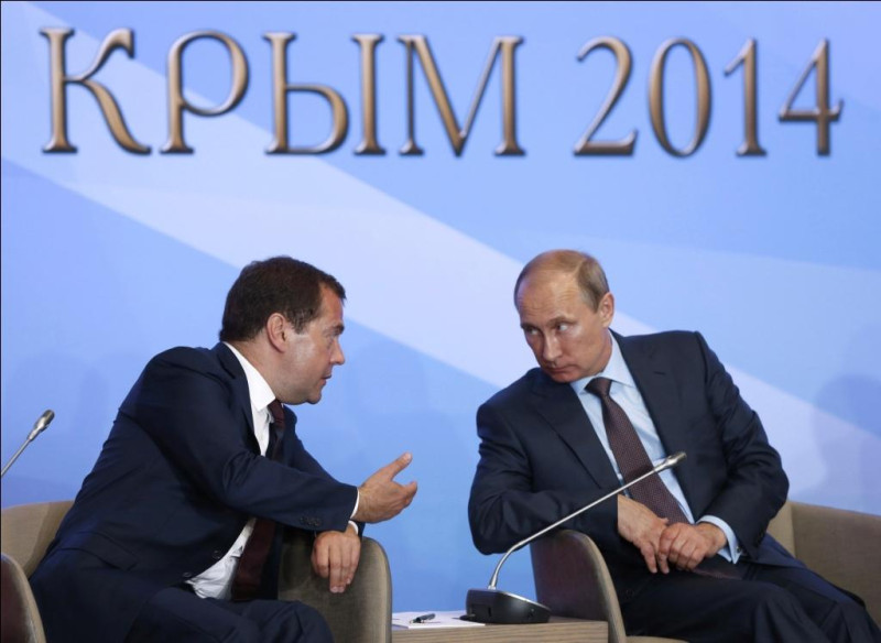 面對歐盟可能的制裁，俄羅斯總理麥維德夫（Dmitry Medvedev）(左)宣稱，俄羅斯也將對西方國家制裁行動展開報復，並且可能不准航班飛越其空域。圖片來源：達志影像/路透社   