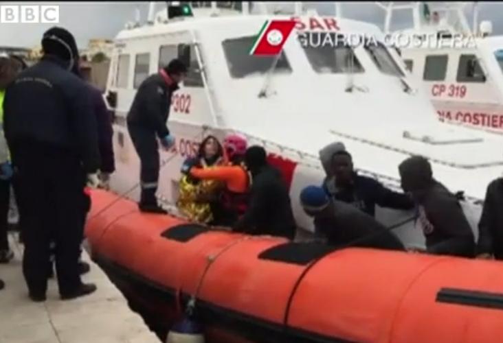 義大利海岸警衛隊救起9名難民。圖：翻攝自BBC   