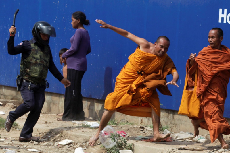 聯合國人權事務高級專員辦公室(OHCHR) 7日再次發表聲明對柬埔寨軍警上週五向舉行罷工的成衣廠工人開槍，導致5人死亡、多人受傷事件表示嚴重關注。這次的示威遊行抗議，柬埔寨有許多僧侶也加入抗議。圖片來源：達志影像/路透社。   