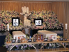 在日本遇害的林芷瀅、朱立婕10日晚上舉行守靈夜，2人的靈堂布置十分素雅。圖片來源：中央社。   