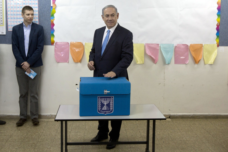 以色列國會改選結果出爐，現任總理納坦雅胡領導的「聯合黨」在120席中取得30席，穩居最大黨。圖為納坦雅胡投票的畫面。圖片來源：達志影像/美聯社   
